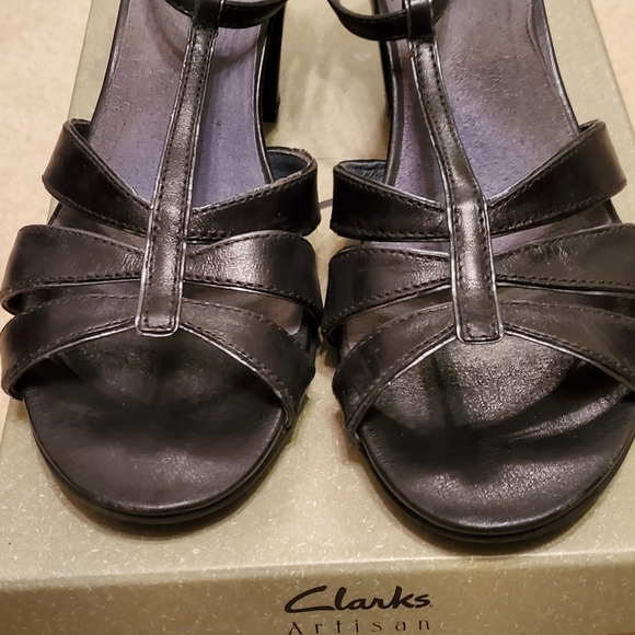NWT Clarks Artisan Della Strap Black Sandal Stack Look Heel w/ Original Box - Picture 7 of 16